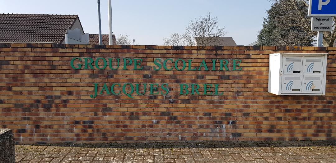 Bac de recyclage spécifique devant l&#39;école Jacques Brel