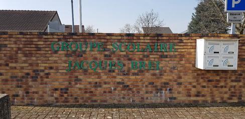 Bac de recyclage spécifique devant l'école Jacques Brel